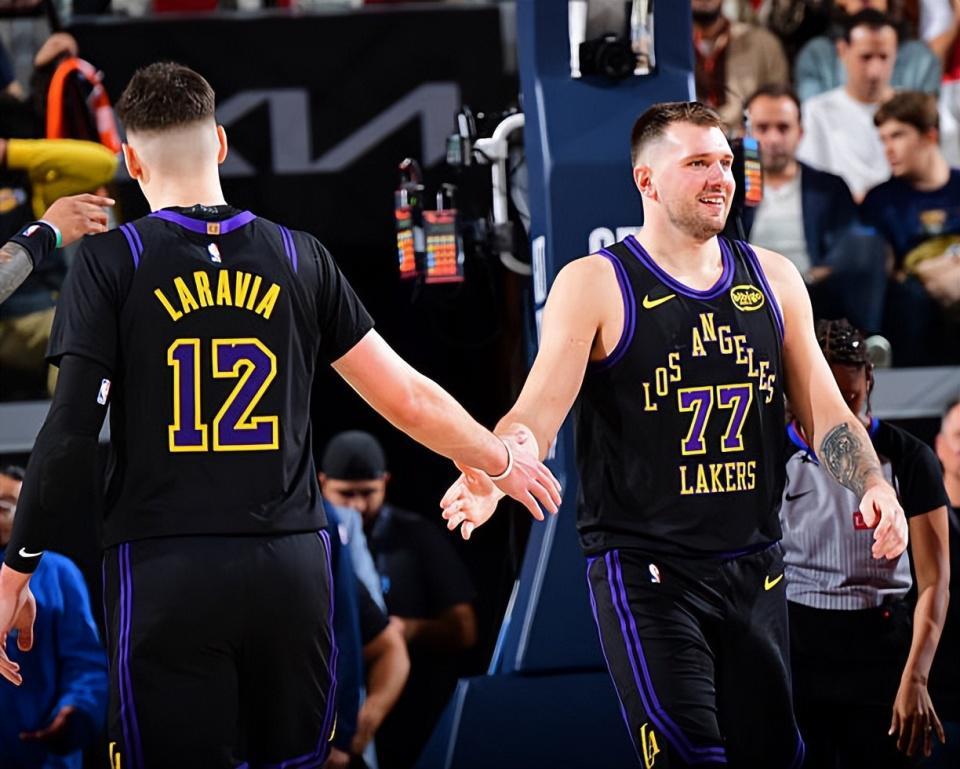 世界杯app下载-前两分钟拿下6分，结果湖人锋线新星在后面的46分钟只得到了1分？